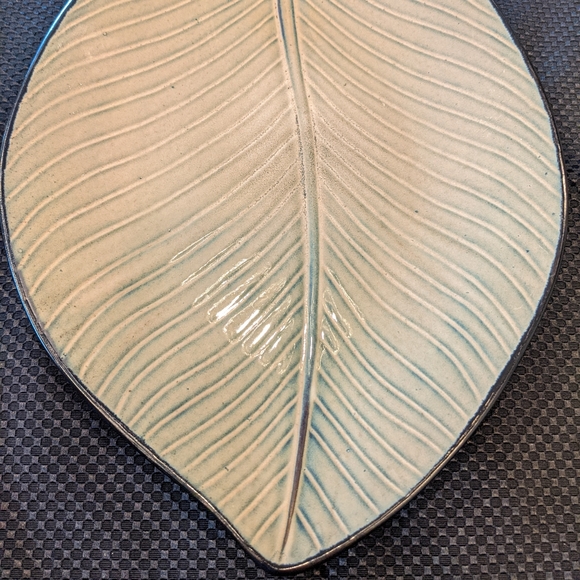 Ceramic Leaf Serving Tray - Picture 5 of 5